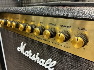 アンプのツマミ、どう回すのが正解？初心者が迷わないための音作りガイド⚡