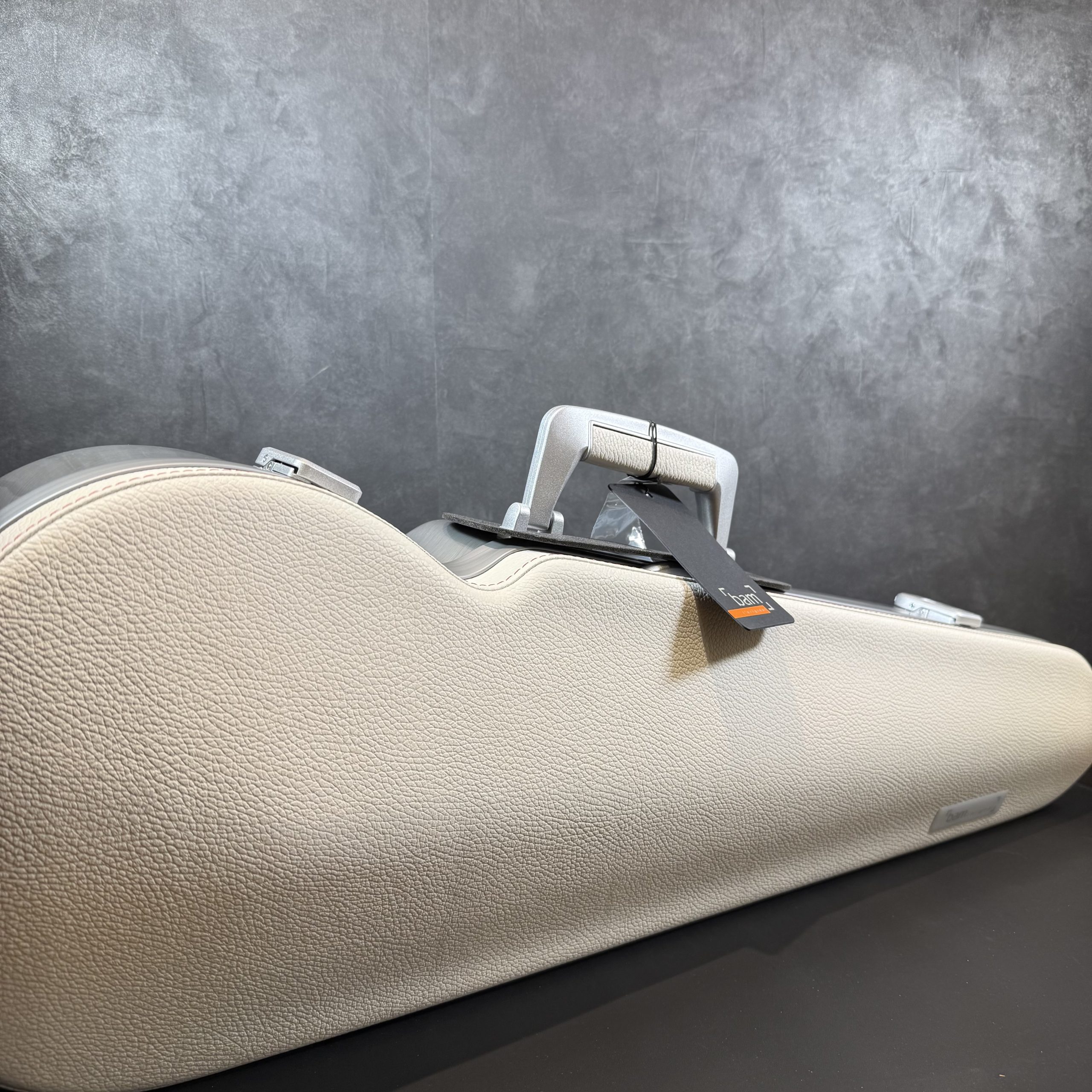 【展示ヴァイオリンケース紹介】BAM 限定100本 ET2002XLW White Leather 赤ステッチ仕様 シリアルナンバー付き 入荷しました