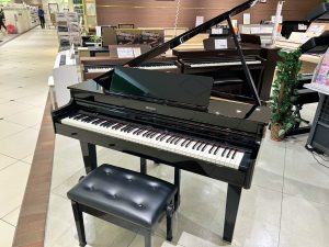 【 電子ピアノ 】グランドピアノ型電子ピアノ「GP-6」を店頭展示しております！