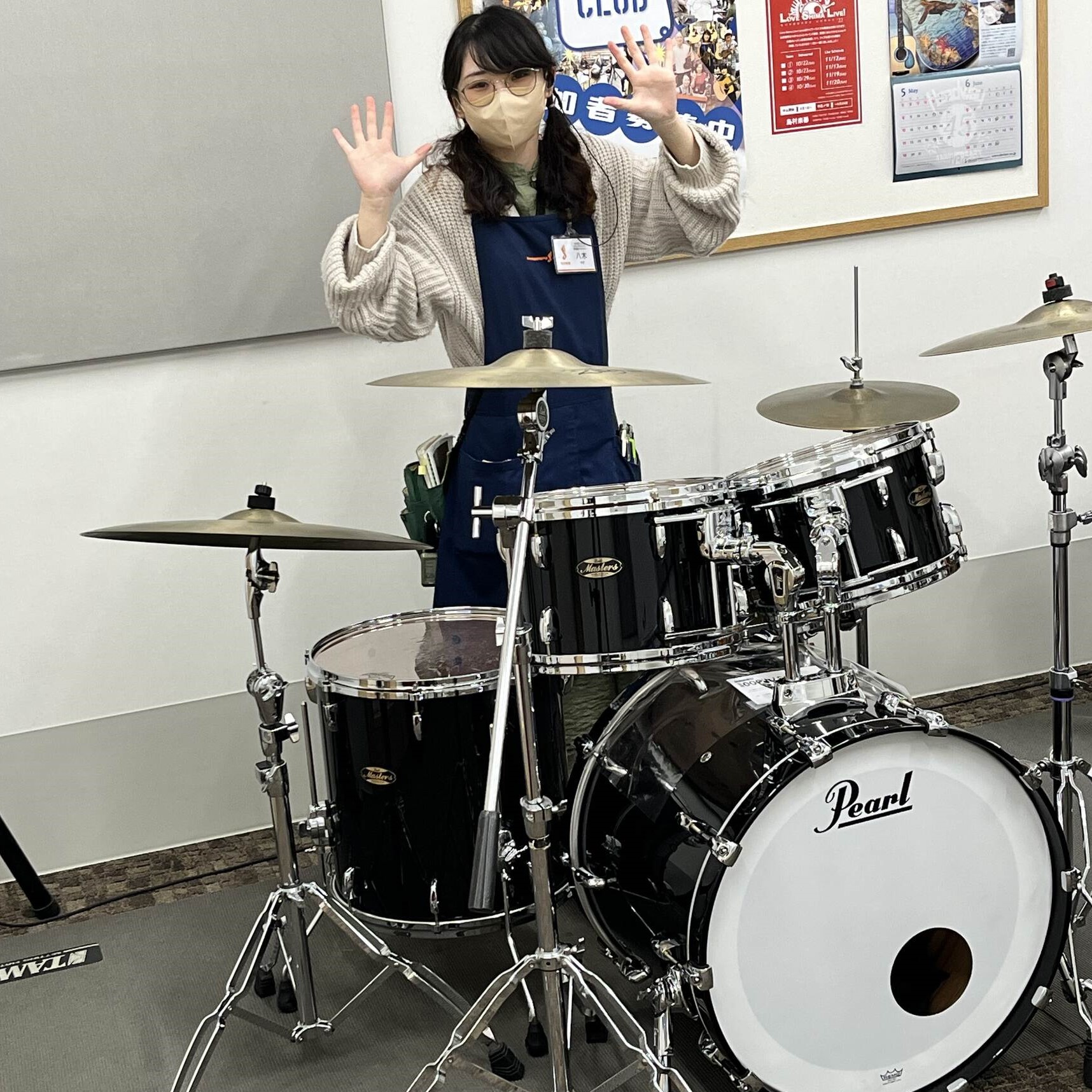 【八木(やぎ)】
第一回ドラムショーから携わってきた歴戦の猛者です。
音響関連のお仕事をしていたため、ドラムセットを組んでバラした回数なら、そこそこ負けない自信があります💪
