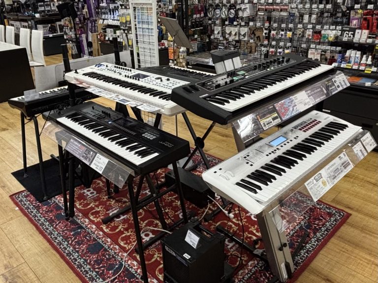 シンセサイザーをお探しなら当店へ！各種シンセ、ステージキーボード取り揃えています！