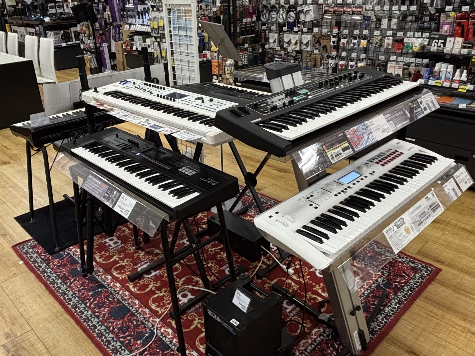 シンセサイザーをお探しなら当店へ！各種シンセ、ステージキーボード取り揃えています！