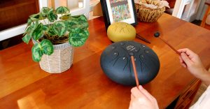 落ち着く音色で丸い形が特徴的「タングドラム」のご紹介