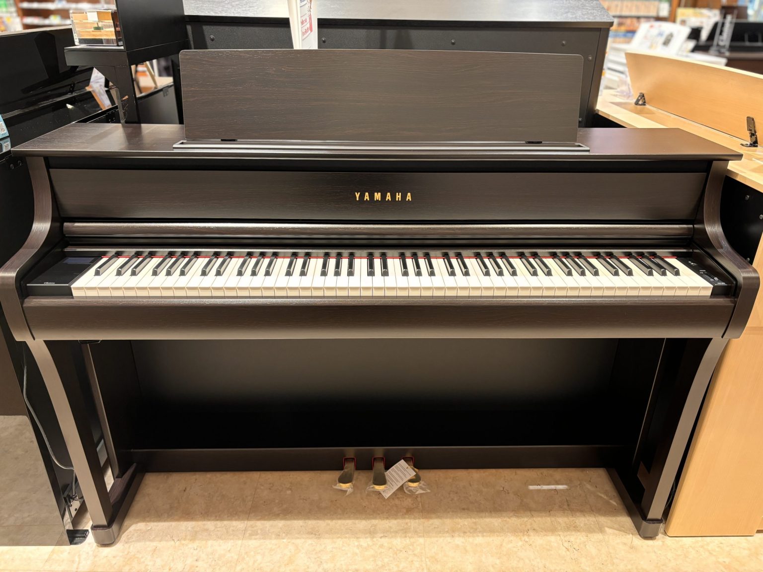 【極美品】YAMAHA 電子ピアノ 木製鍵盤 CLP-875R 【無料配送可能】 電子ピアノ情報】YAMAHA CLP-875展示開始しました！ ｜ イオンモール