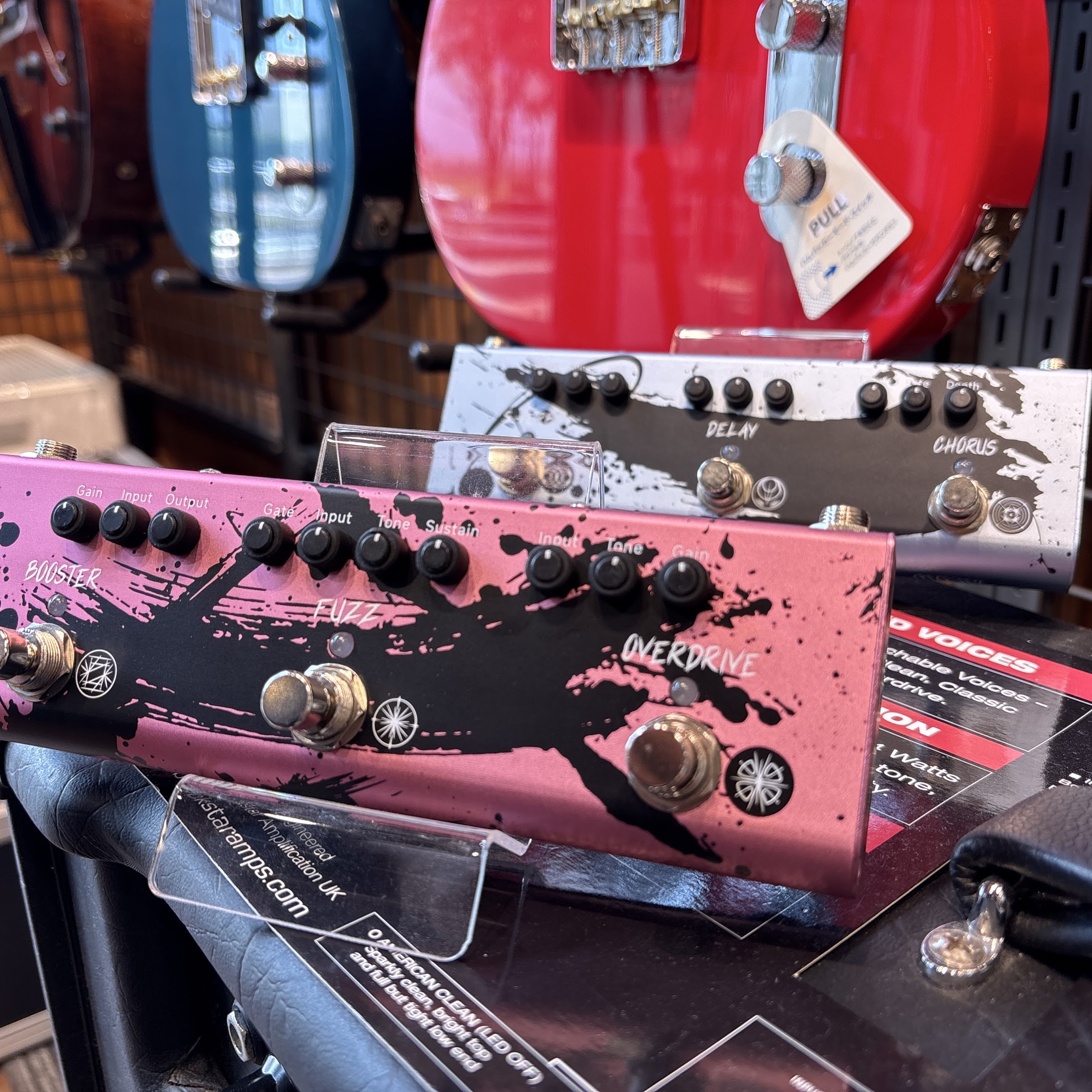 【入荷情報】Donner x MIYAVI Double Swords RED＆BLUE展示中!!