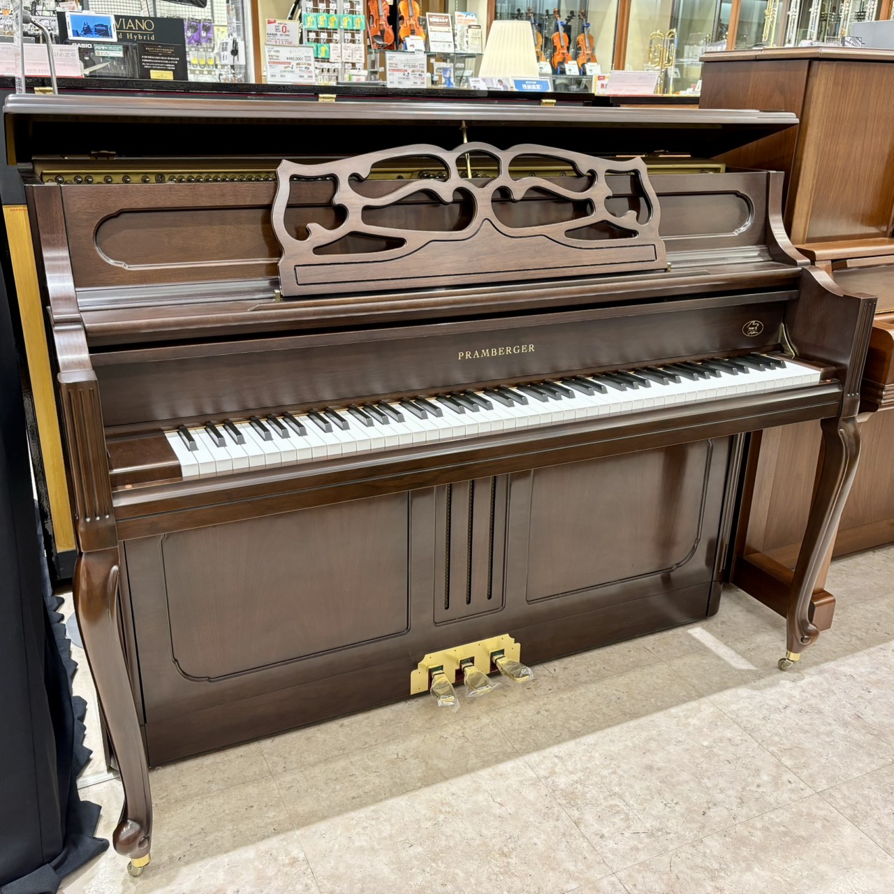 中古アップライトピアノ【木目調】PRAMBERGER・PV110F