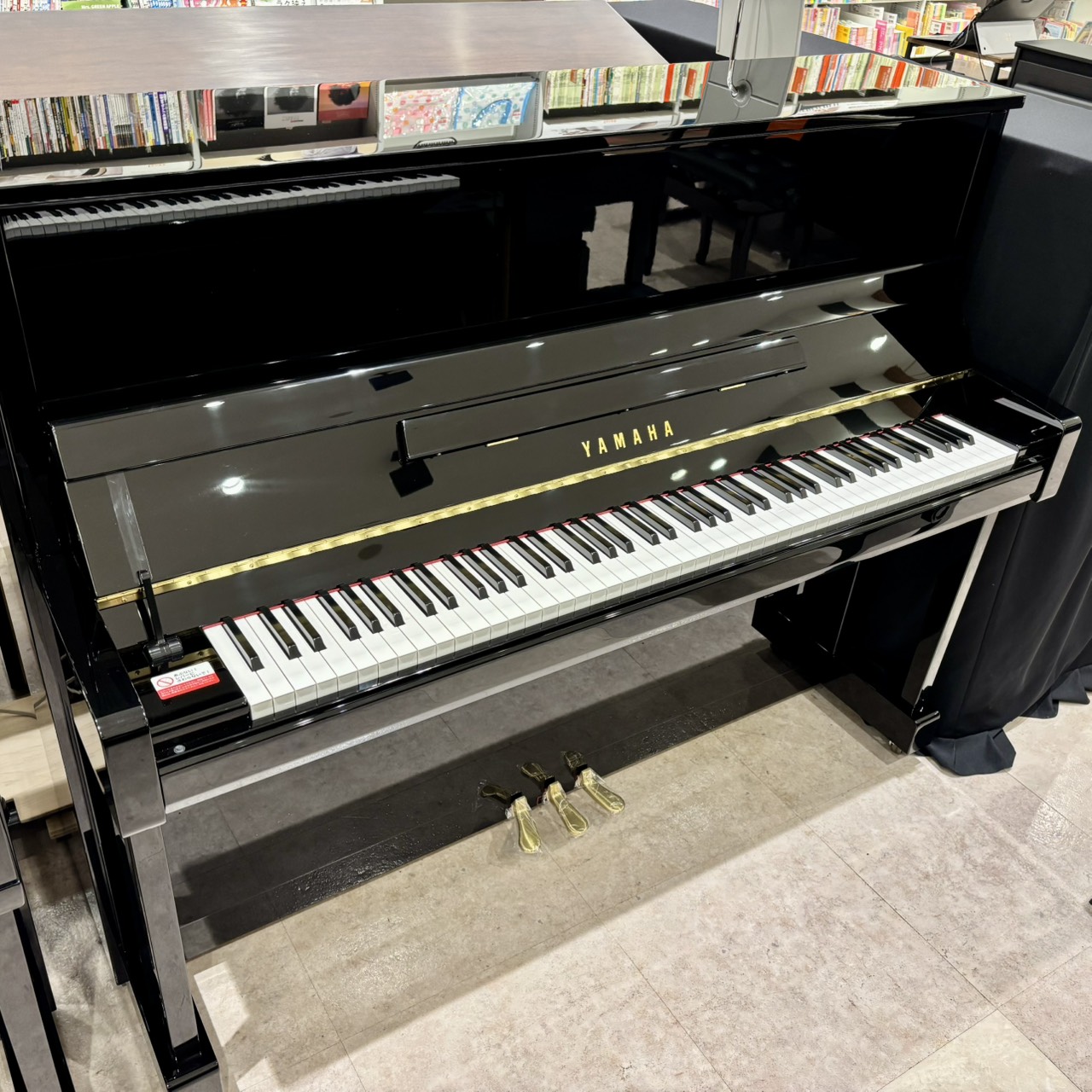 中古アップライトピアノ【黒色鏡面】YAMAHA・b121