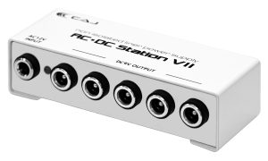 ペダルボードをより省スペースに！リニア方式のクリーン電源「AC/DC Station VII」がCAJより登場