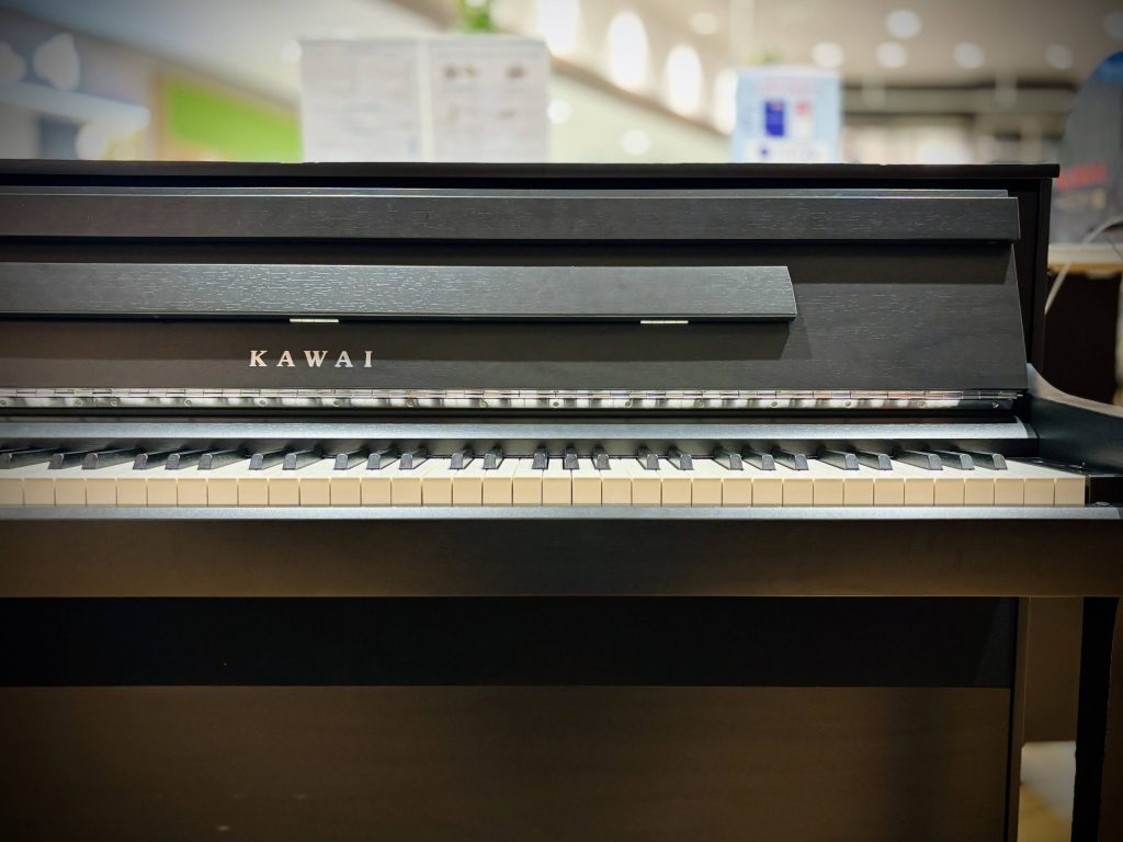 木製鍵盤が特徴的なカワイ(KAWAI)の電子ピアノ展示風景