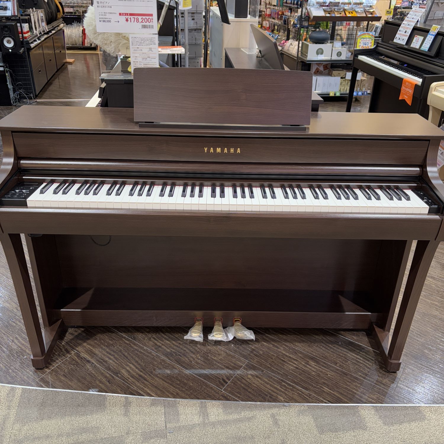 【SCLP-8350】展示品1台限りの特別価格¥178,200(税込)

目立つ傷等はございませんが、展示上の細かな傷やスレ等はございますので、予めご了承ください。

グランドタッチ-エス鍵盤（樹脂製）搭載。樹脂製鍵盤ではありますが、タッチ感がよく軽やかに弾いて頂けると思います。