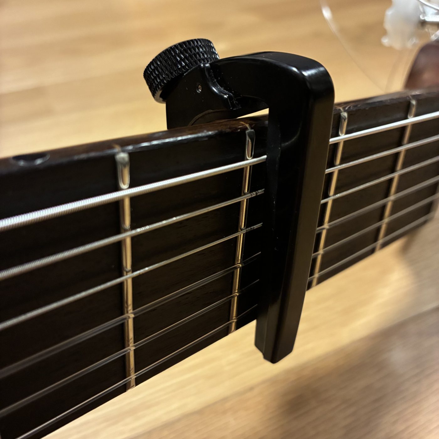 筆者の愛用カポ NS Capo Lite