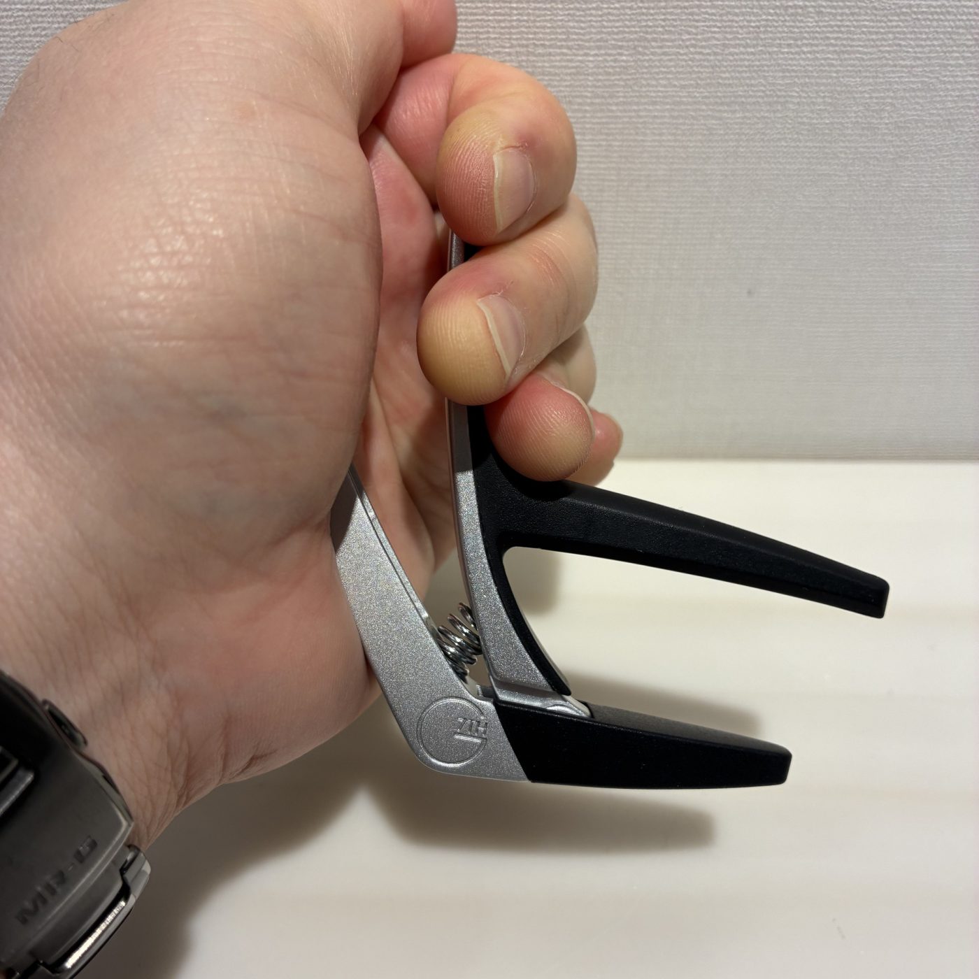 バネ式カポタストの開閉