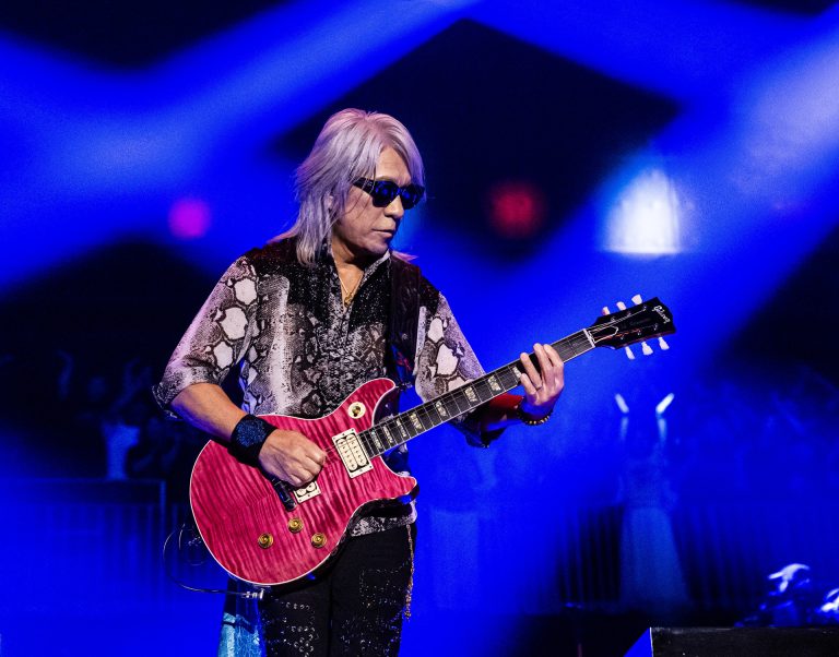 【Gibson Custom】B’z松本孝弘の最新シグネチャー『Tak Matsumoto DC Standard Flame Top/Translucent Pink』が14年ぶりに登場！