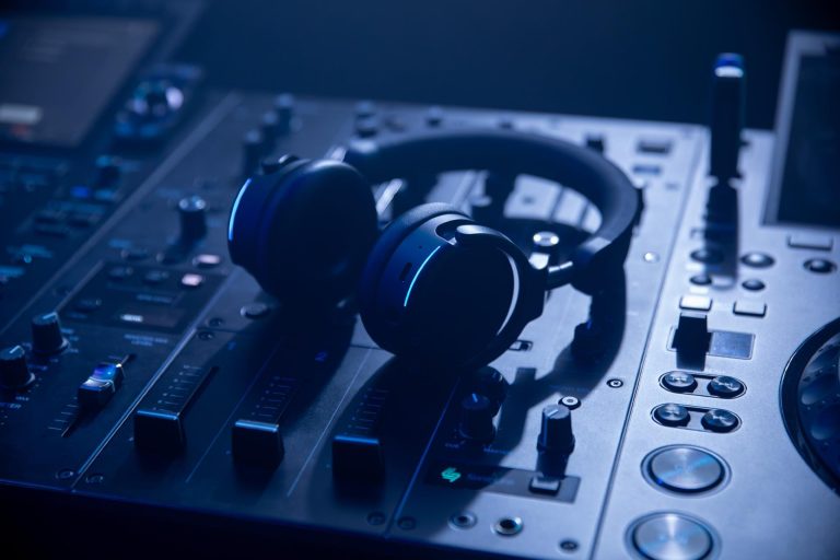 AlphaTheta HDJ-F9 | 遅延わずか9msのワイヤレスオンイヤーDJヘッドホン