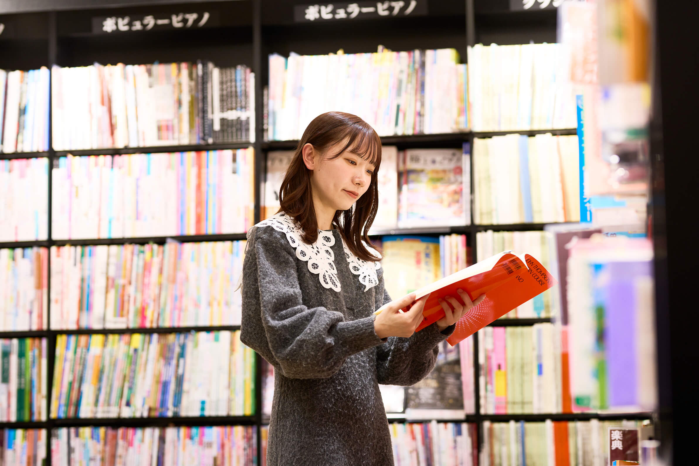 楽譜を眺める様子