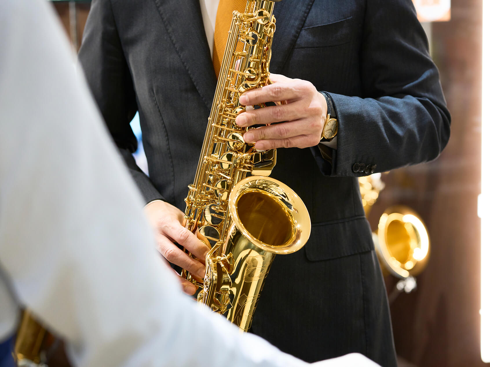 管楽器を持っている社長の手元