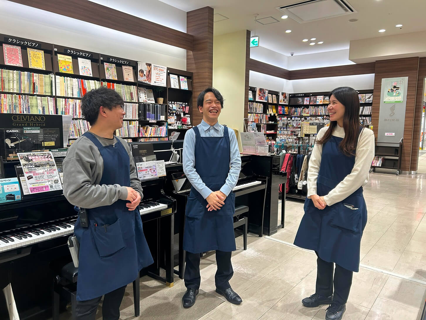 同僚2人に挟まれて笑顔の写真