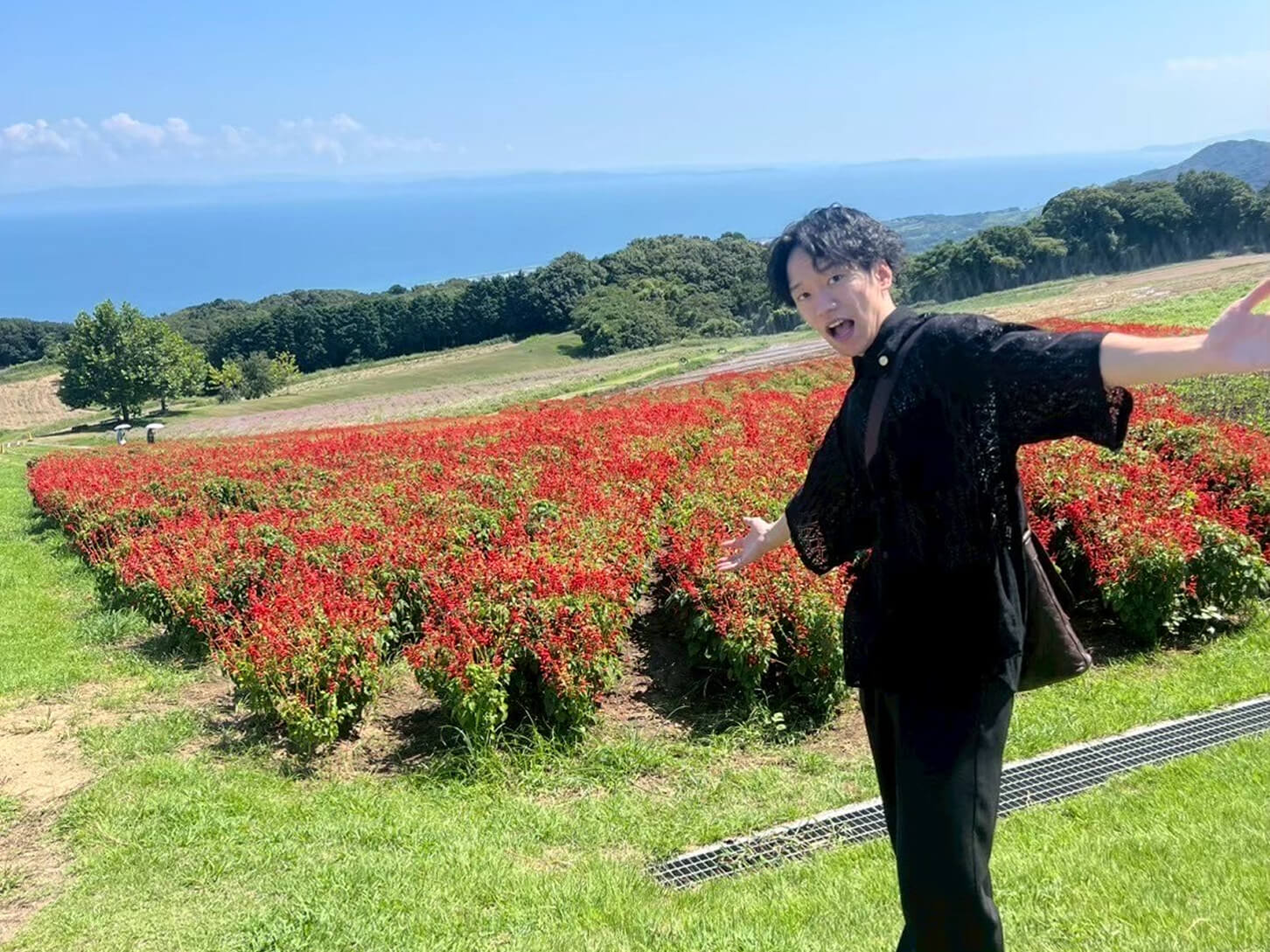外出先の景色と一緒に写る