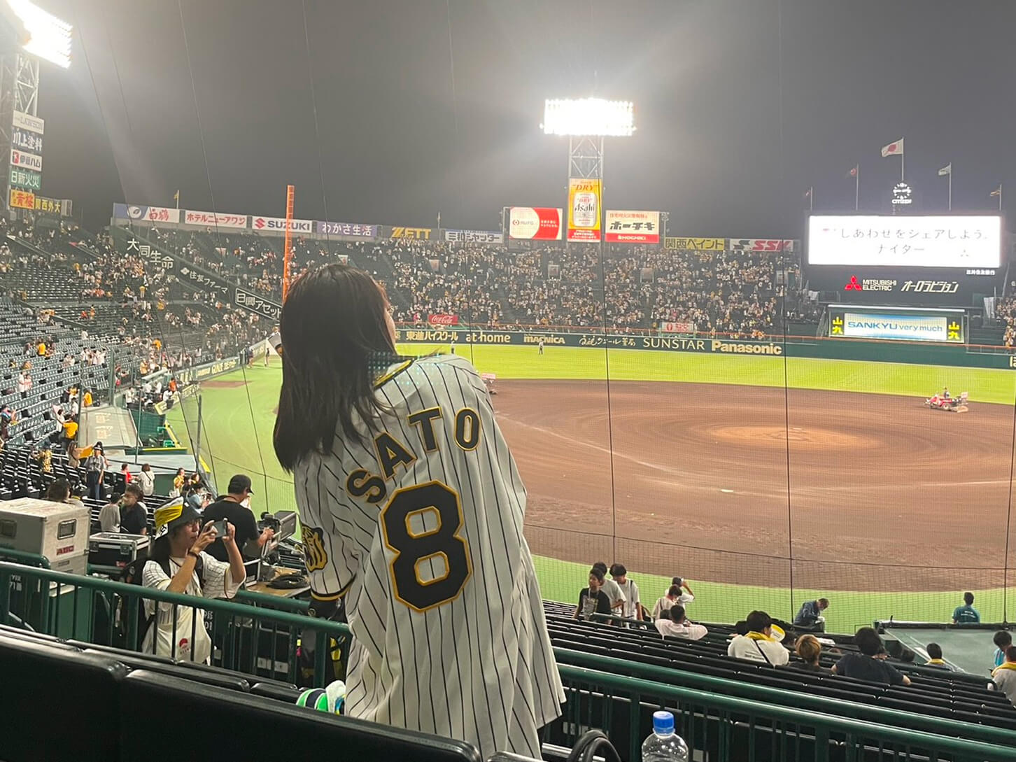 ユニフォームを着た背中が写っている