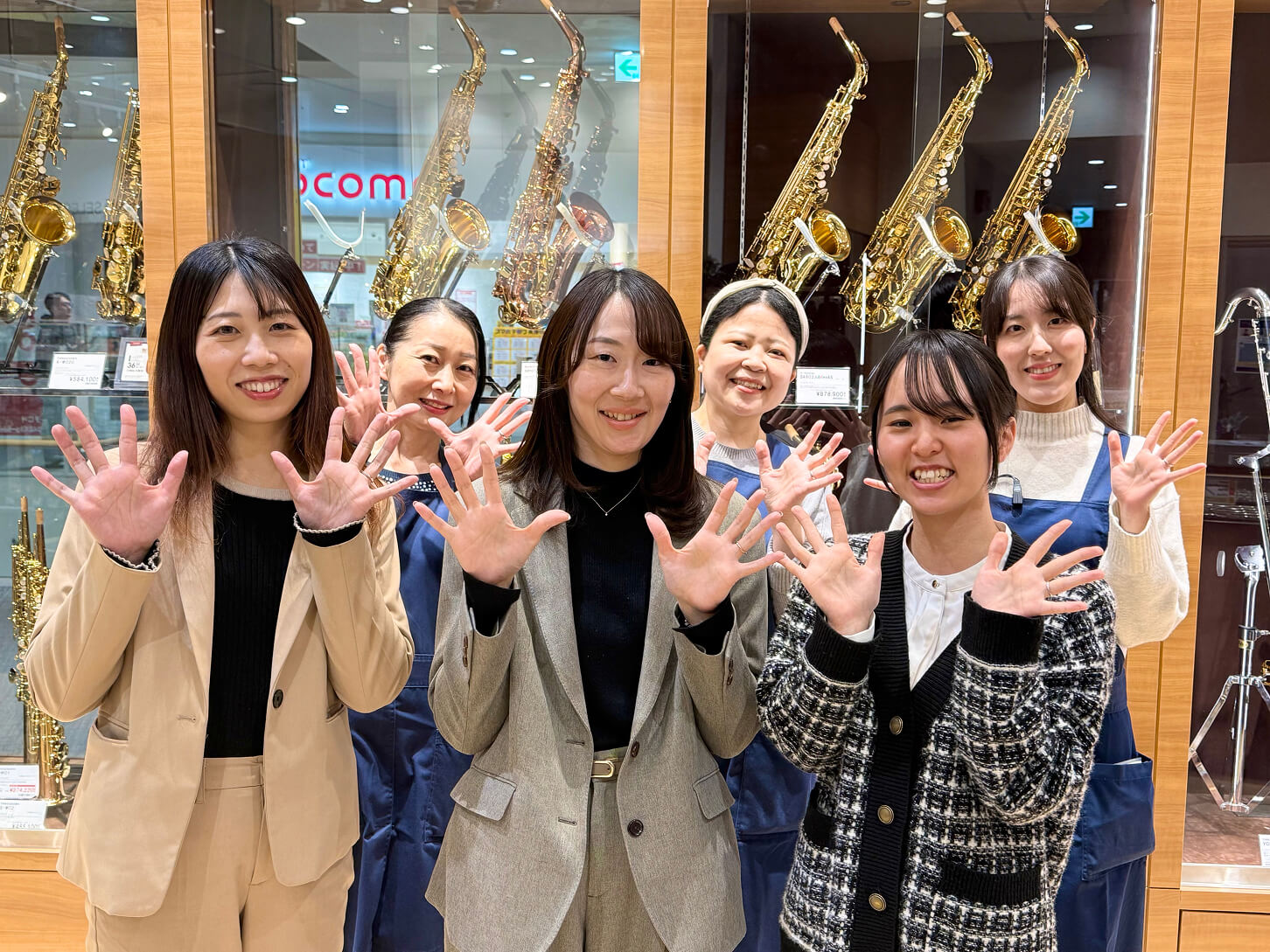 同僚に囲まれみんなが笑顔になっている