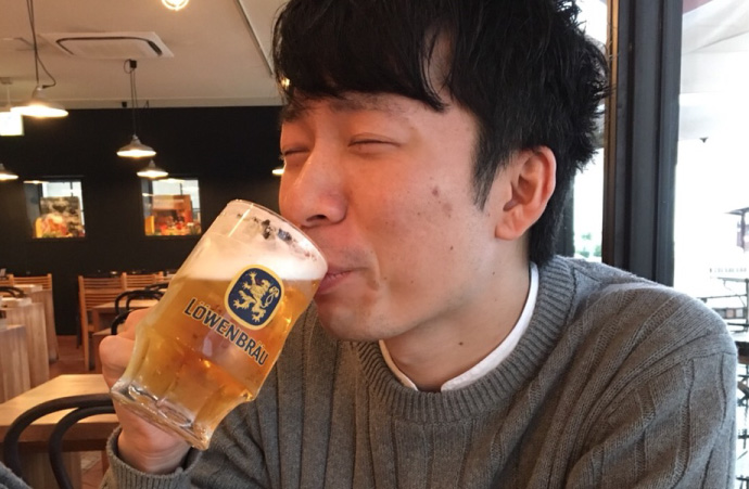 ビールを飲む写真