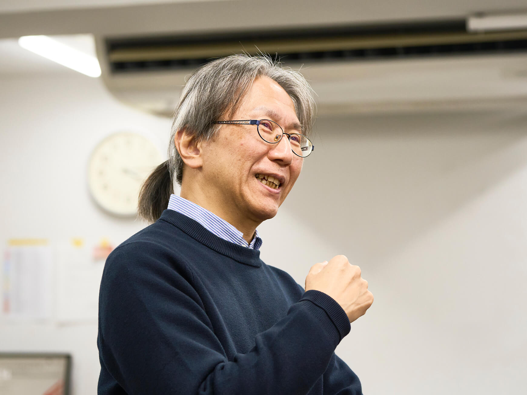 弦楽器リペアのエキスパートが話す様子