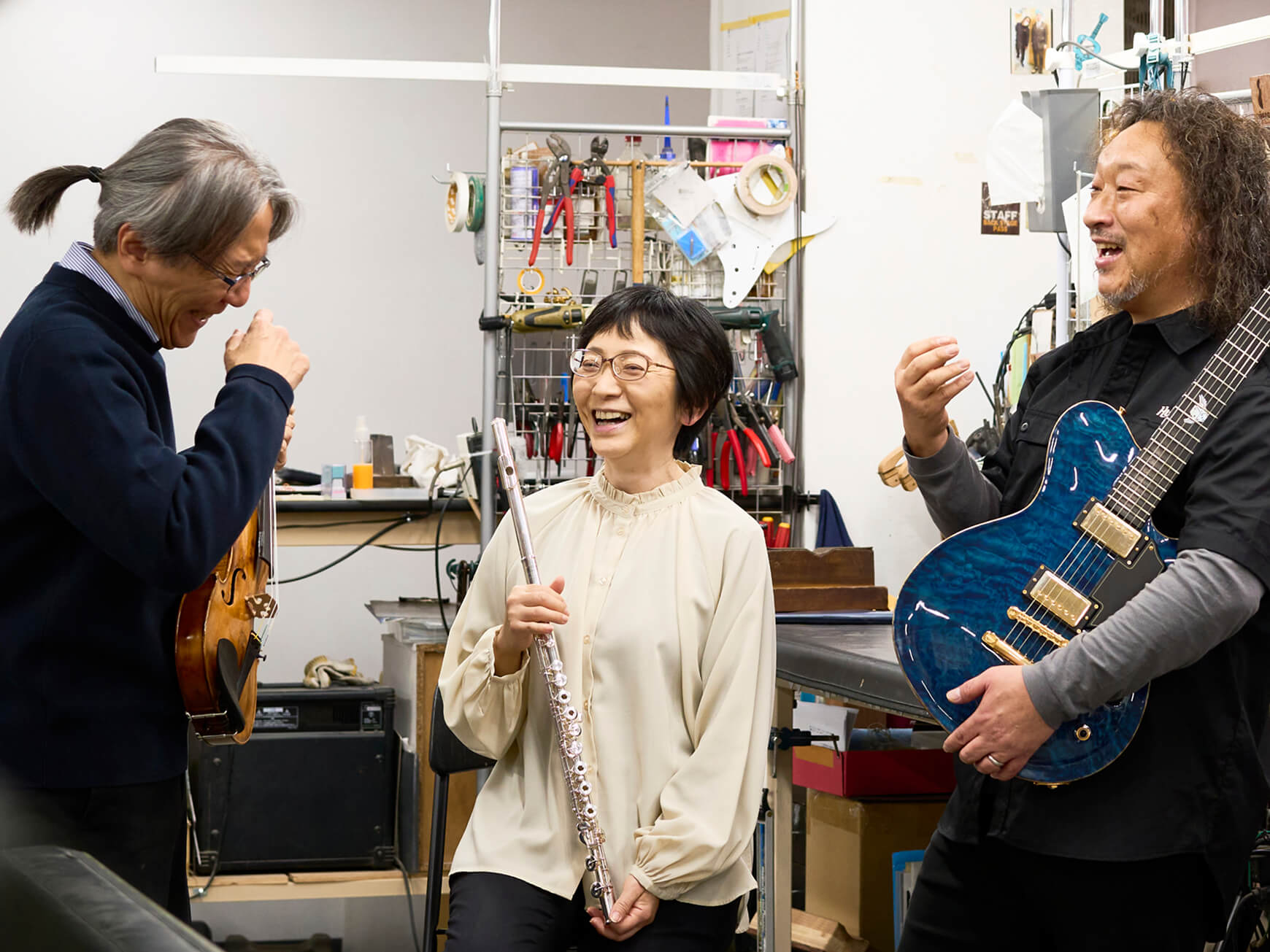3人のエキスパートが談笑する様子