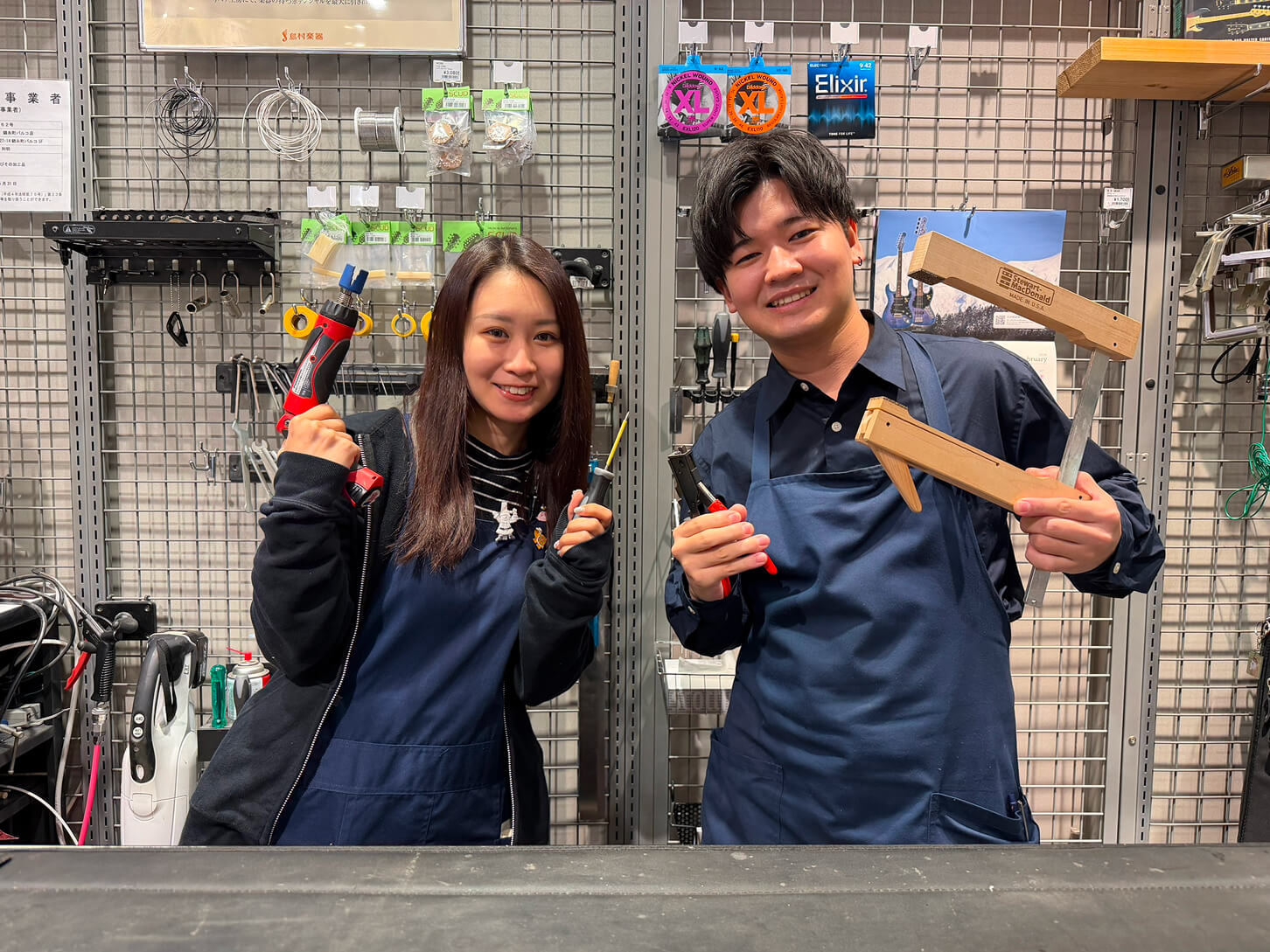 同僚と一緒に映る写真