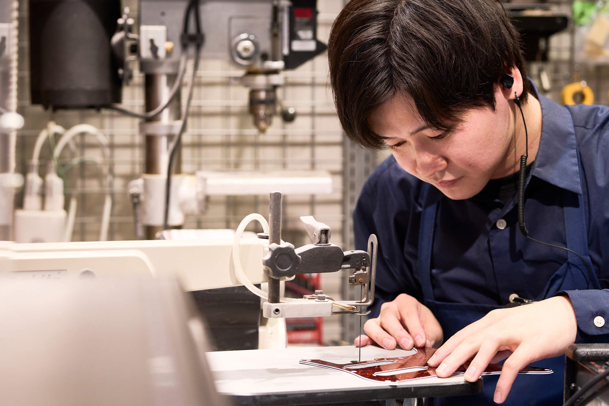 エレキギターのピックガードを加工する様子