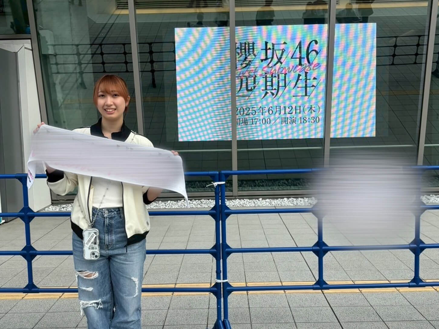 ライブ会場の前で映る写真