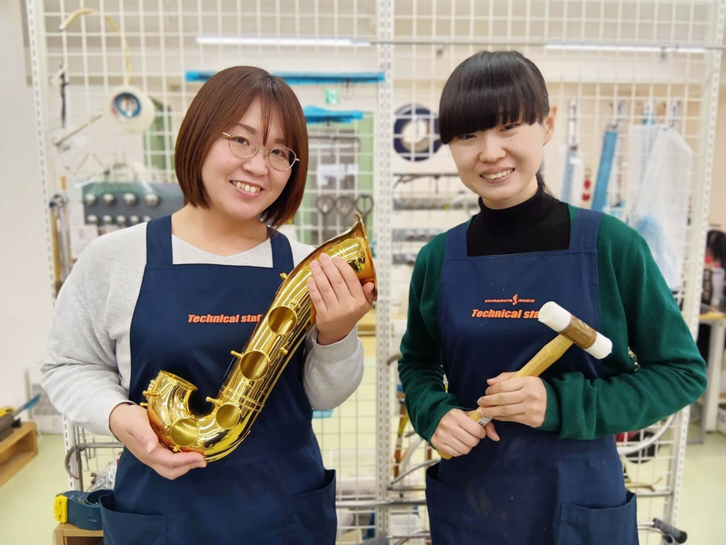 同僚と一緒に映る写真
