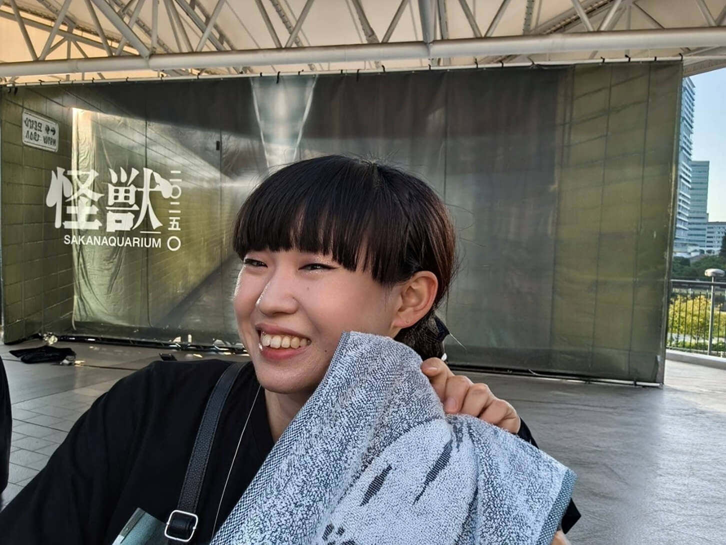 ライブ会場の前で映る写真