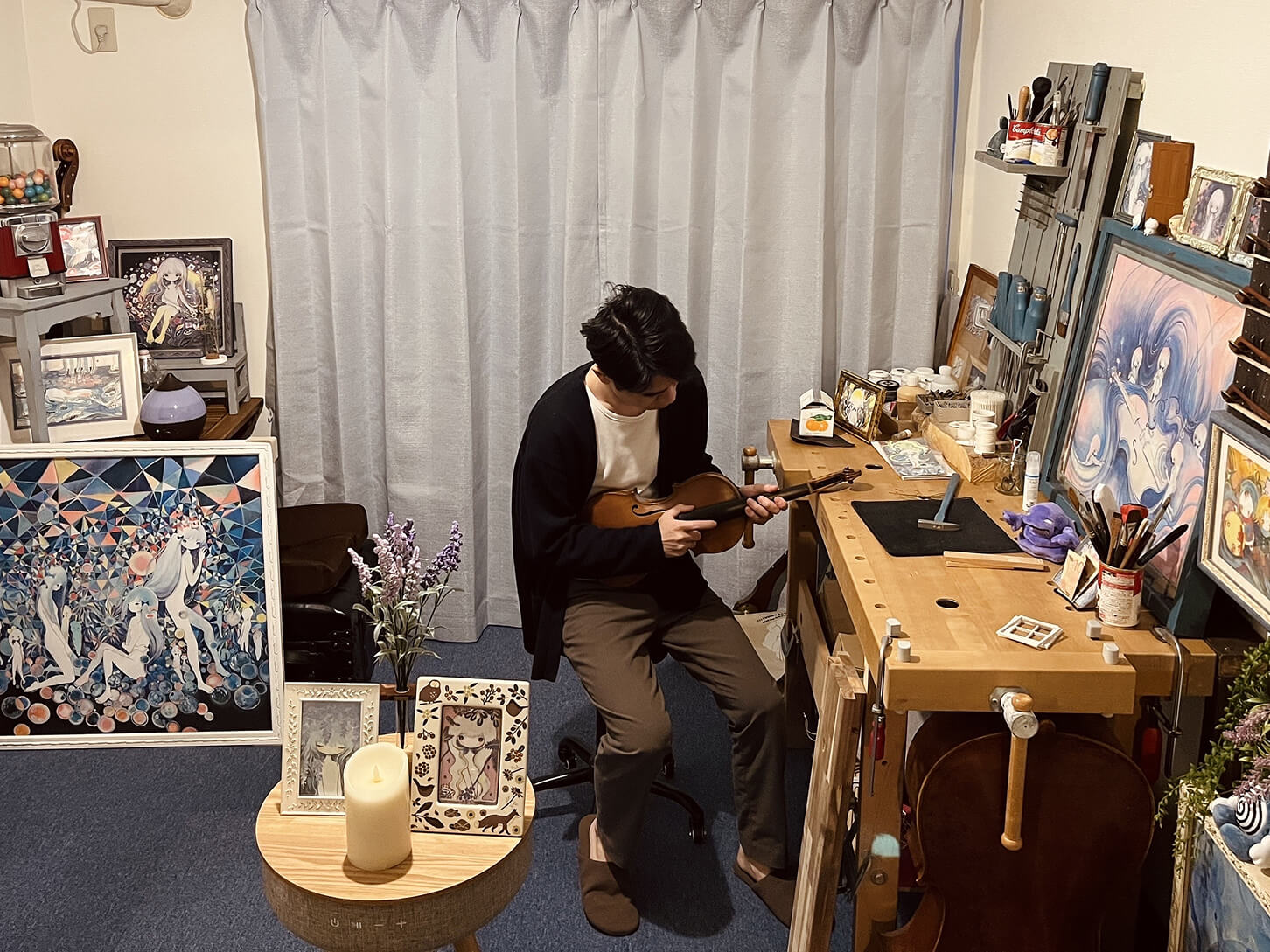 自室でヴァイオリンの調整を行う様子