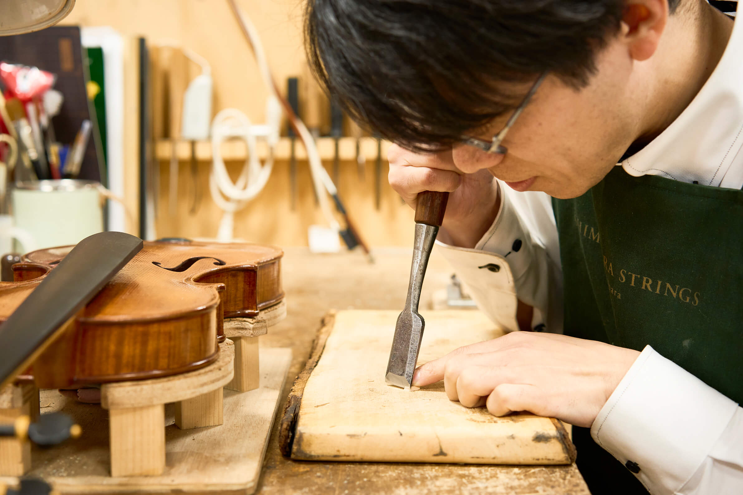 工具で木材を加工する様子