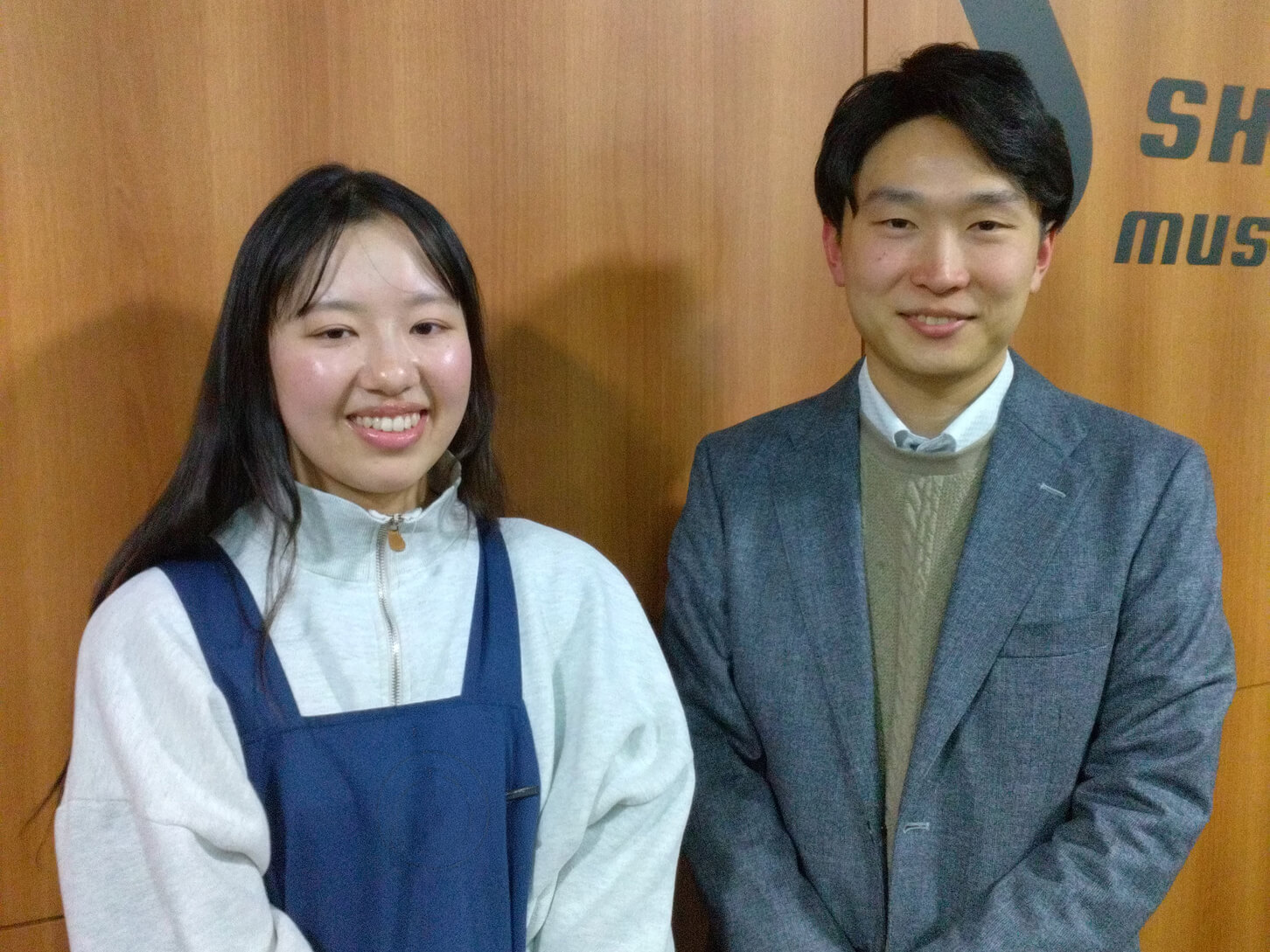 同僚と一緒に映る写真