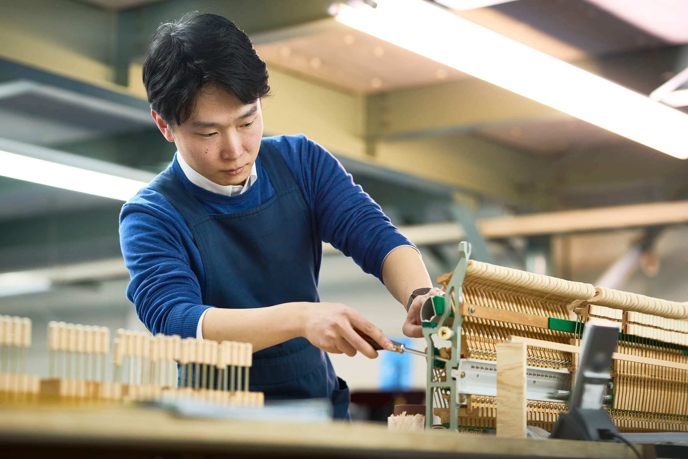 ピアノのハンマーを調整する様子