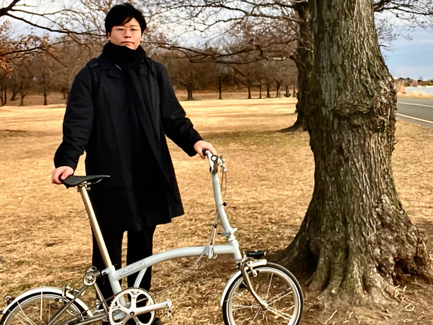 外で自転車と一緒に映る写真