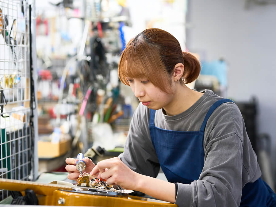 エレキギターの修理を行う様子